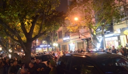 Trời lạnh 19 độ, người dân vẫn kéo đến theo dõi công an khám xét nhà ông Vũ 'nhôm'