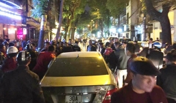 Ô tô “điên” gây tai nạn liên hoàn, tài xế gọi côn đồ mang dao đến dọa CSGT ở Hà Nội