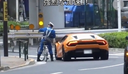 Video: Cảnh sát đạp xe đuổi theo siêu xe Lamborghini để phạt