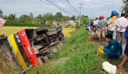 Xe buýt lật xuống ruộng vì tránh xe máy khiến 1 người tử vong