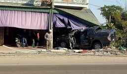 Xe bán tải húc sập cửa nhà dân, đâm gãy cột đèn, tài xế chết thảm