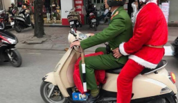 'Ông già Noel' bị cảnh sát chở về đồn vì vi phạm luật giao thông khi đang đi phát quà