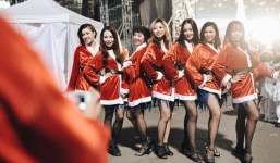 Giới trẻ Hà Nội kéo xuống phố đông nghịt đi chơi Noel