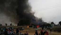 Cháy lớn tại nhà máy bánh kẹo Tràng An, 3 công nhân bị mắc kẹt