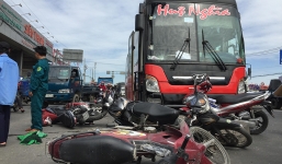 Xe khách 'điên' tông hàng loạt phương tiện dừng đèn đỏ, người và xe máy văng tứ tung