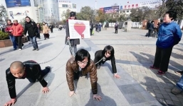 Chàng trai bò trên đất được kêu 'gâu gâu' được một cô gái dắt đi gây xôn xao cư dân mạng