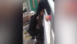 Người đàn ông tự tử tuột khỏi tay cứu hộ rơi xuống từ tầng 15