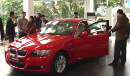 Người đàn ông mang 10 bao tiền xu mua siêu xe BMW