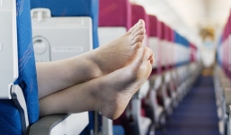 Bị đâm trọng thương vì đi tất thối lên máy bay