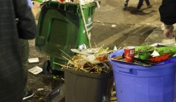 Chùm ảnh: Rác ngập Phố đi bộ Hồ Gươm sau đêm Giáng sinh