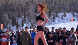 Chân dài mặc bikini trình diễn dưới thời tiết âm 3 độ để tranh giải 35 triệu đồng