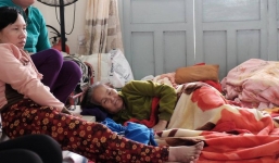 Người già, trẻ nhỏ ven biển miền Tây quấn mền ôm nhau, vật vờ tại điểm trú ẩn chờ bão tan