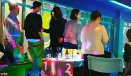 Song Hye Kyo và Song Joong Ki mặc đồ giản dị đi chơi Noel cùng bạn bè