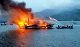 Tàu cá chứa gần 4.000 lít dầu bị thiêu rụi trong đêm, ngư dân mất trắng chục tỷ