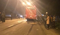 Va chạm xe khách, 2 công nhân tử vong trong đêm Noel