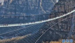 Cầu kính mới dài nhất thế giới ở Trung Quốc