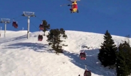 Hy hữu: 200 du khách phải đu dây xuống núi vì cáp treo hỏng