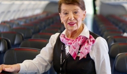 81 tuổi vẫn làm tiếp viên hàng không, cụ bà được mệnh danh 'Nữ hoàng của bầu trời'