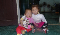 Mẹ tử vong sau 4 ngày đi làm, 2 đứa con thơ hàng ngày bắt bố dẫn đi tìm mẹ