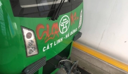 Đoàn tàu Cát Linh - Hà Đông bị vẽ sơn theo phong cách Graffiti 