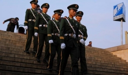 Tội phạm giết người giả câm trốn truy nã, cuối cùng câm thật