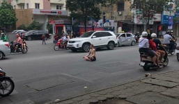 Bất chấp xe cộ và thời tiết lạnh giá, thanh niên vẫn miệt mài 'luyện công' giữa đường