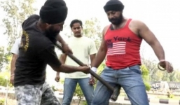 'Người sắt' Ấn Độ tay không chặt bia như chém chuối, búa tạ đập vùng kín thoải mái