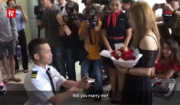 Chàng trai dàn cảnh bị bắt ở sân bay để cầu hôn bạn gái