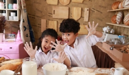 Cặp mẫu nhí Song Bảo lại gây chú ý với bộ ảnh làm bánh “ngọt lịm tim”