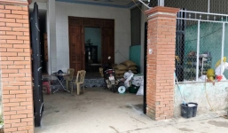 Nữ nhân viên y tế trường học thủ dao đi đánh ghen