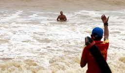 Bốn du khách nước ngoài bị nước cuốn ở bãi biển Nha Trang