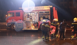 Nghẹt thở khoảnh khắc 20 lính cứu hỏa giải cứu tài xế và phụ xe mắc kẹt trong cabin