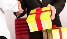 Năm 2017: 29 cán bộ nộp lại quà tặng với giá trị 528 triệu đồng