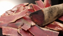 Kỳ lạ loại thức ăn cứng nhất thế giới có thể mài sắc như dao