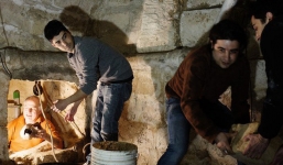 Sửa nhà vệ sinh cũ, người đàn ông phát hiện cả một kho tàng lịch sử vô giá từ hàng thế kỷ trước