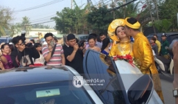 Lâm Khánh Chi diện áo dài vàng nổi bật, hạnh phúc trong ngày lên xe hoa với chú rể kém 8 tuổi