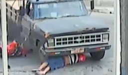 Video: Người đàn ông thoát chết ngoạn mục dưới gầm xe tải