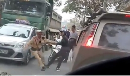 CSGT Hà Nội bị 2 đối tượng chống đối khi xử lý xe tải vi phạm