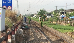 Người phụ nữ bỏ lại xe máy, leo qua rào chắn lao đầu vào xe lửa