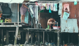 Cận cảnh cuộc sống tại nơi ô nhiễm nhất Sài Gòn, người dân làm nhà vệ sinh thải trực tiếp xuống con rạch