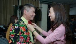 Lộ ảnh NSƯT Công Lý được bạn gái sửa trang phục trong hậu trường Tết vạn lộc