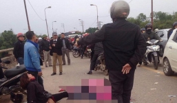 Mẹ gào khóc ôm thi thể 2 con bị xe ô tô cán tử vong ngày cuối năm