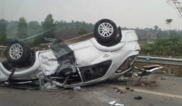 6 người kêu cứu trong chiếc Fortuner lật ngửa trên cao tốc Nội Bài - Lào Cai