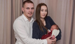 Đang nhảy với chú rể trong đám cưới, cô dâu vỡ ối sinh con