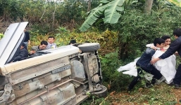 Xe hoa bất ngờ lao xuống ruộng, họ hàng hốt hoảng giải cứu cô dâu, chú rể