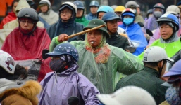 Người phụ nữ 63 tuổi bất chấp trời mưa rét để điều tiết giao thông: 'Nhiều lần tôi bị chửi bới, đe dọa'