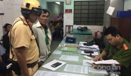 CSGT bắt tài xế GrabBike cướp điện thoại của du khách