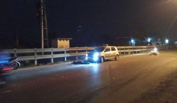 Bị tai nạn ngồi nghỉ ven đường, đôi nam nữ bị taxi tông thương vong