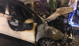 Ô tô cháy dữ dội giữa trời mưa tầm tã ở Hà Nội