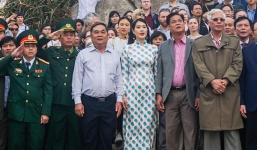 Hoa hậu Vũ Bình Minh tham gia buổi chào cờ đón năm đầu tiên mới trên mũi Đại Lãnh